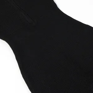 Dettaglio ravvicinato del tessuto a coste nero di un body alla moda