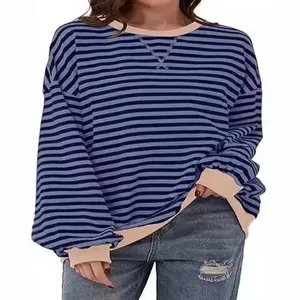 Pullover da donna a righe con girocollo e polsini a contrasto per uno stile casual chic.