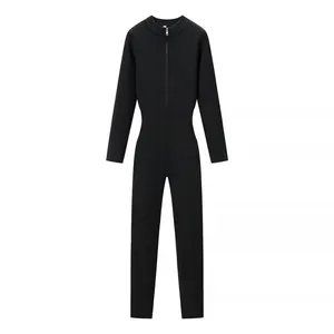 Elegante tuta in maglia nera da donna con maniche lunghe e mezza zip sul davanti