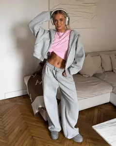 Survêtement gris deux pièces pour femmes avec sweat à capuche et pantalon large.