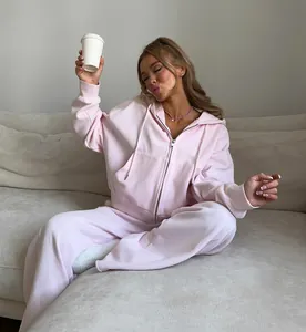 Ensemble décontracté rose deux pièces avec sweat à capuche zippé et pantalon assorti