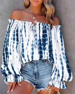 Détail d'une blouse sexy à épaules dénudées et manches longues imprimé tie-dye bleu