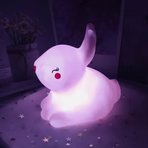 Primer plano de una luz nocturna con forma de conejo en una decoración de dormitorio soñadora