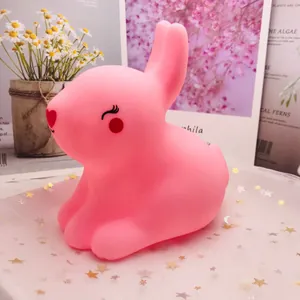 Linda luz nocturna de conejo rosa para decoración de dormitorio con corazón
