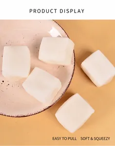 Detailansicht von fünf weißen Simulation-Tofu-Squishy-Spielzeugen zum Stressabbau