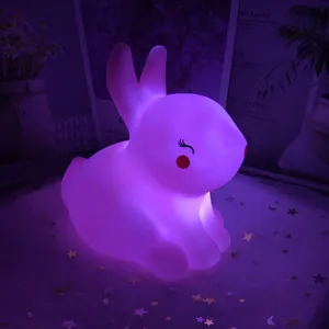 Detalles del brillo de una lámpara de noche de conejo con luz violeta para dormitorio