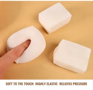 Nahaufnahme eines weißen Tofu-Squishy-Spielzeugs mit langsamer Rückfederung zum Stressabbau.