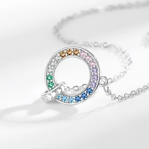 Elegante zilveren regenboogketting met twee in elkaar grijpende ringen en kristallen.
