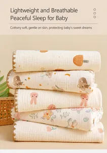 Une pile de couvertures douces en mousseline de coton à 4 couches avec des motifs d'animaux.