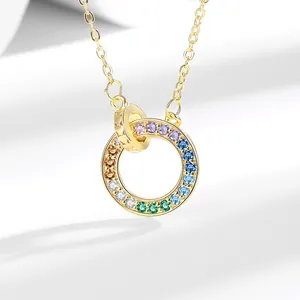 Elegante goudkleurige ketting met in elkaar grijpende ringen en regenboogkristallen voor dames.