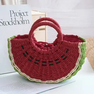 Vista detallada de un bolso de paja de sandía semicircular con hermosas texturas tejidas