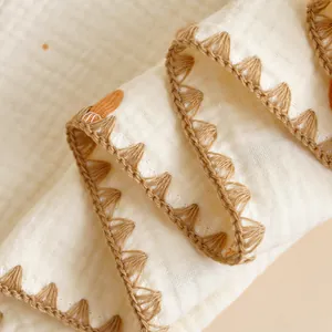 Gros plan d'une couverture pour bébé en gaze de coton à 4 couches avec bord crochet