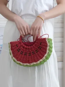 Bonito bolso de mano de paja tejida con forma de sandía para las vacaciones de verano en la playa