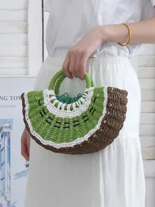 Bonito bolso de paja hecho a mano con forma de kiwi para las vacaciones de verano.