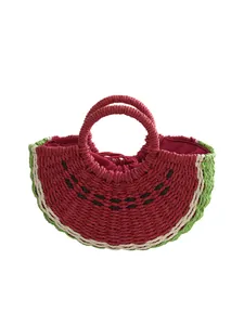 Lindo bolso de paja con forma de sandía para vacaciones en la playa y ocio de verano.