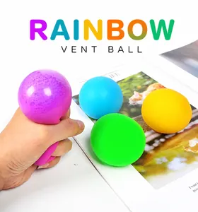 Detailansicht einer Hand, die einen bunten TPR-Mehl-Stressball zur Entspannung zusammendrückt