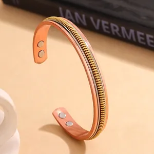 Detailopname van een vintage koperen magnetische therapie armband met vlechtwerk