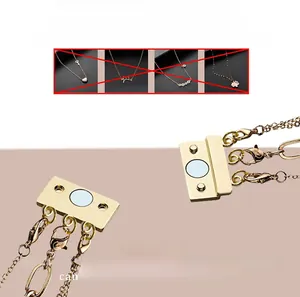 Detalle del cierre magnético dorado para superponer y desenredar varias cadenas de collar