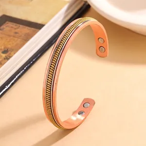 Detail van vintage gedraaide koperen magnetische armband met verstelbaar open design