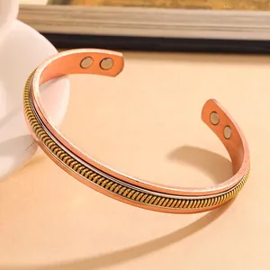 Detail van een vintage koperen magnetische armband met een gedraaid gevlochten ontwerp.