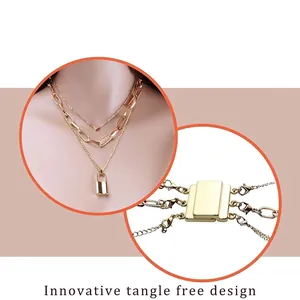 Detalle macro de un cierre magnético dorado para collares de varias capas con mosquetones