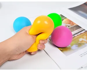 Hand drückt einen gelben bunten TPR-Mehl-Stressball zur Angstbewältigung und Entspannung