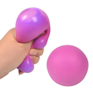 Detail eines lila knautschbaren TPR-Stressballs beim Drücken der Textur