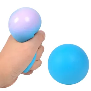 Nahaufnahme eines blauen und lila TPR-Mehl-Stressballs, der von Hand gedrückt wird.