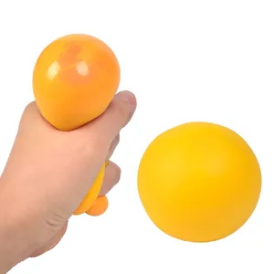 Gelber TPR-Stressball, der fest gedrückt wird, um die langsame Rückfederung zu zeigen