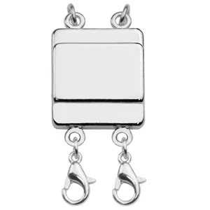 Vista detallada de un cierre de collar magnético rectangular plateado con dos mosquetones.