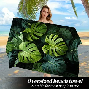 Grande telo da mare in microfibra con stampa tropicale di foglie di Monstera verde