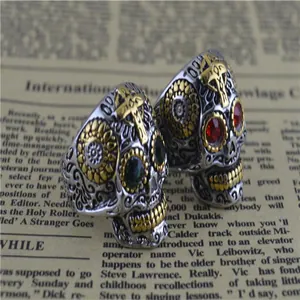 Vue détaillée de la bague tête de mort en acier titane punk avec motifs gravés et yeux gemmes