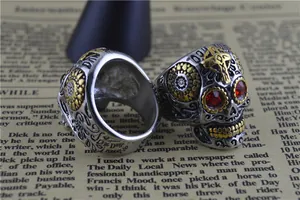 Gros plan d'une bague tête de mort en acier titane style punk vintage avec gravures.