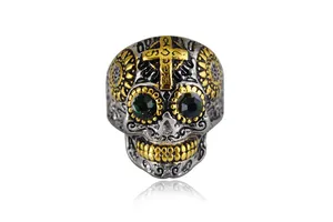 Vue détaillée d'une bague tête de mort punk en acier titane avec des yeux verts