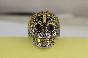Vue détaillée d'une bague punk vintage en acier titane avec tête de mort et yeux verts