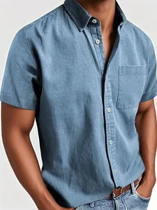 Nahaufnahme eines hellblauen Kurzarm-Chambray-Hemdes für Herren mit Brusttasche
