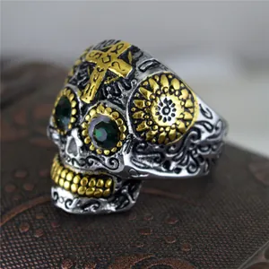 Bague tête de mort punk en acier titane avec yeux en cristal vert et gravures de tournesol doré