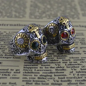 Bague crâne en acier titane de style punk vintage avec gravures et yeux en pierre colorée