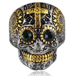 Bague tête de mort punk en acier titane avec yeux en gemme verte et croix dorée
