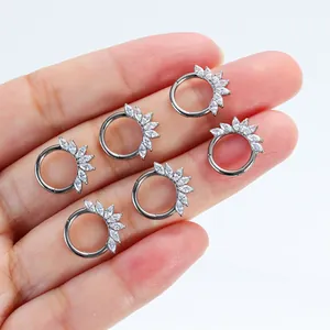 Detailaufnahme von Piercingringen aus Titan mit Markasit-Zirkonia-Blumenmuster