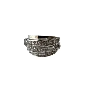 Elegante anello avvolto multistrato in argento con zirconi scintillanti per donna
