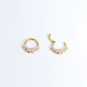 Detailansicht eines goldenen F136 Titan Clicker-Rings mit Markise-Zirkonia