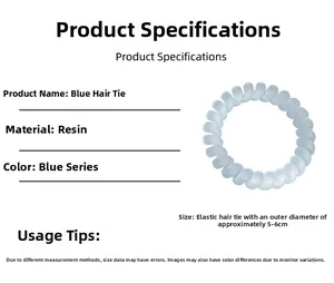 Gros plan d'un élastique à cheveux spirale bleu clair fabriqué en résine de haute qualité