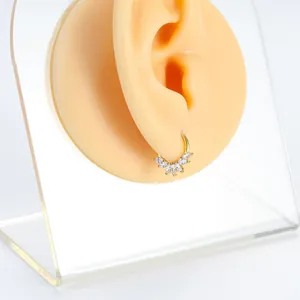 Detailansicht des goldenen Titan-Ohrrings mit Zirkonia-Steinen