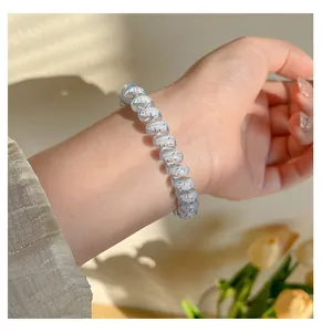Détail d'un élastique à cheveux type fil de téléphone avec confettis sur un poignet