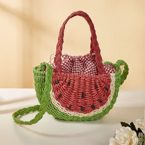 Vista dettagliata di una borsa in paglia fatta a mano a forma di anguria con fodera.