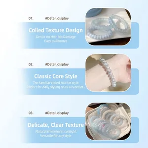 Lot d'élastiques à cheveux spirales transparents sur le poignet et dans un contenant.