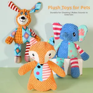 Set mit drei farbenfrohen Patchwork-Hunde-Quietschspielzeugen mit Fuchs- und Elefant