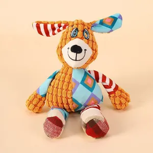 Detailansicht des bunten Patchwork-Hundeplüschtiers mit weicher Cord-Struktur