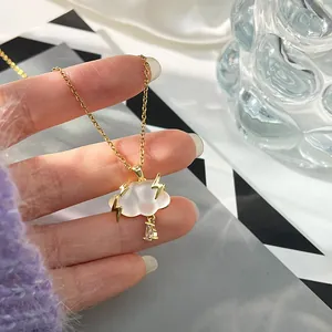 Detail van gouden bliksem wolk ketting met zirkonia druppelvormige hanger.